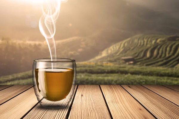 Copo de chá quente na mesa de madeira — Fotografia de Stock