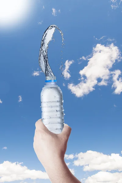 Botella con chorro de agua en la mano —  Fotos de Stock