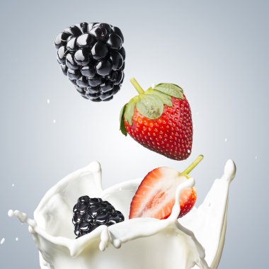 Çilek sonbahar içine süt sıçrama ile böğürtlen