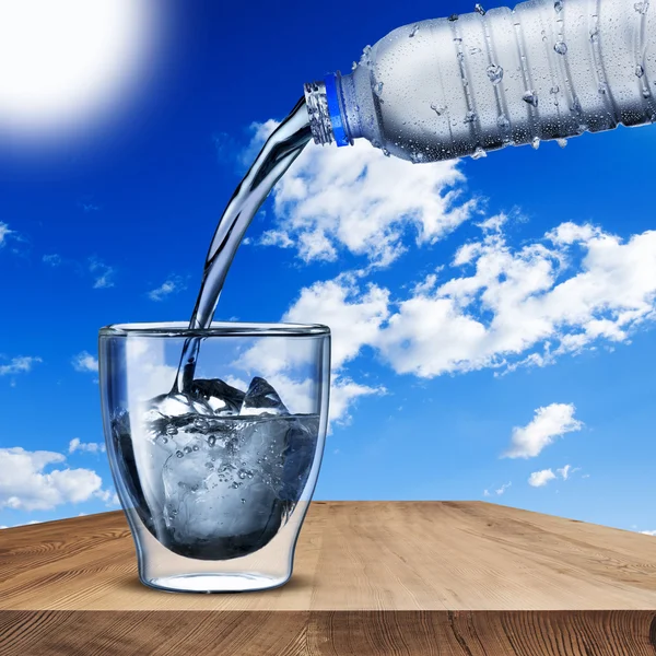 Water Bottle pour the water into the glass — Stock Photo, Image