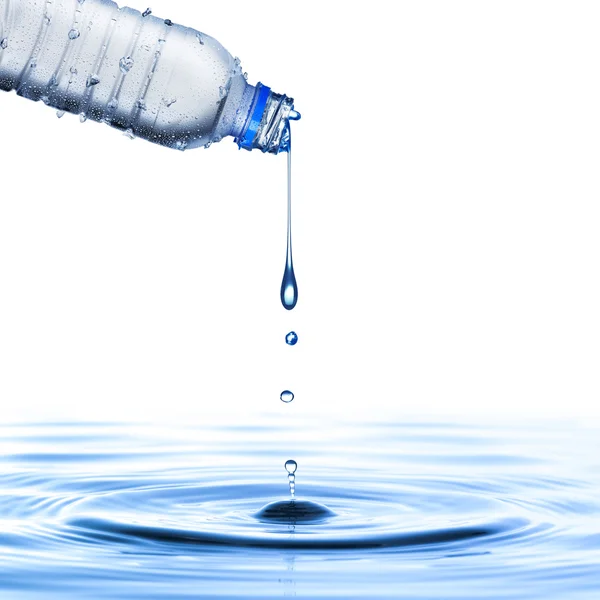 Versare acqua dalla bottiglia — Foto Stock