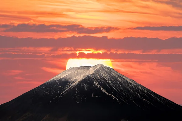 Mt. Fuji mit Sonne im Sonnenuntergang — Stockfoto