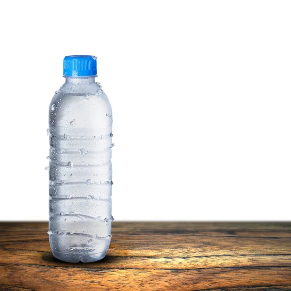 Botella de agua en la mesa de madera — Foto de Stock