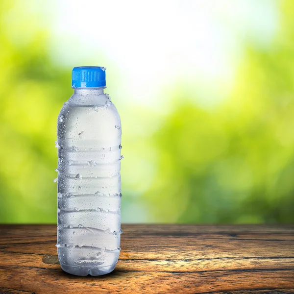 Vattenflaska på träbord — Stockfoto