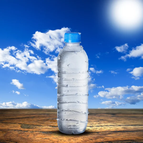 Bottiglia d'acqua sul tavolo di legno — Foto Stock