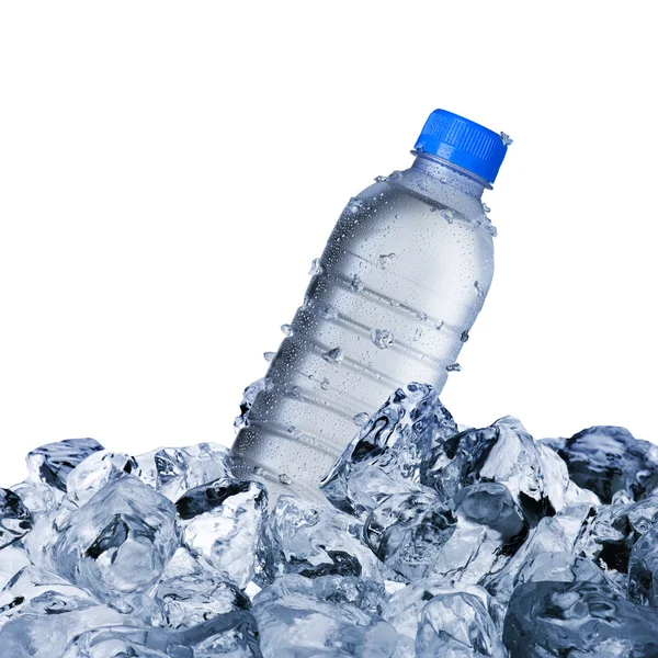 Botella de agua fría en cubos de hielo — Foto de Stock