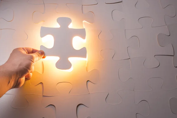 Hand hält fehlendes Puzzleteil — Stockfoto