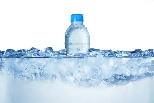 Botella de agua fría en cubitos de hielo —  Fotos de Stock