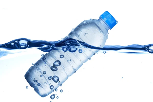 Botella en ola de agua con burbujas de aire — Foto de Stock