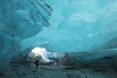 Turistik bir buzul mağarada buz