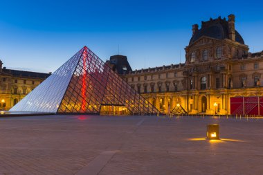 Ünlü Louvre Müzesi