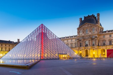 Ünlü Louvre Müzesi