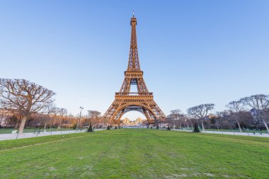 Gündoğumunda Eyfel Kulesi