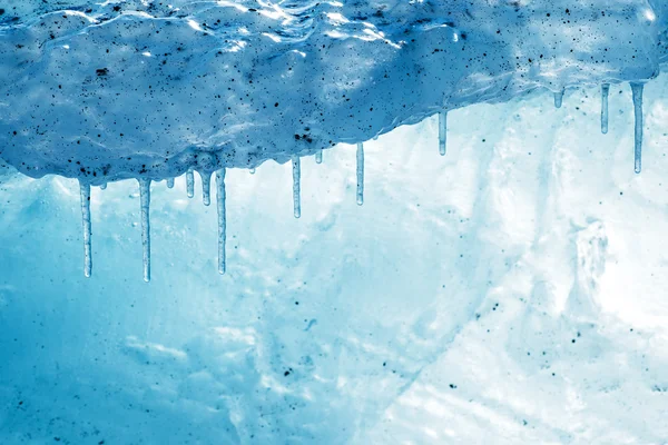 Istappar hängande på is — Stockfoto