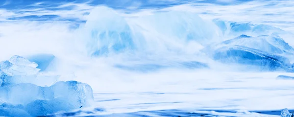 Hielo en la playa de hielo con olas de agua — Foto de Stock