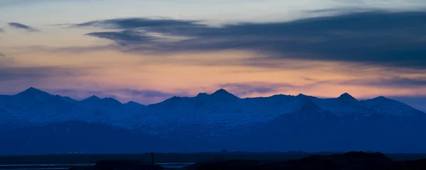 Исландские горы в сумерках — стоковое фото