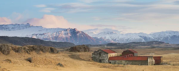 Casa di fronte alle montagne dell'Islanda — Foto Stock