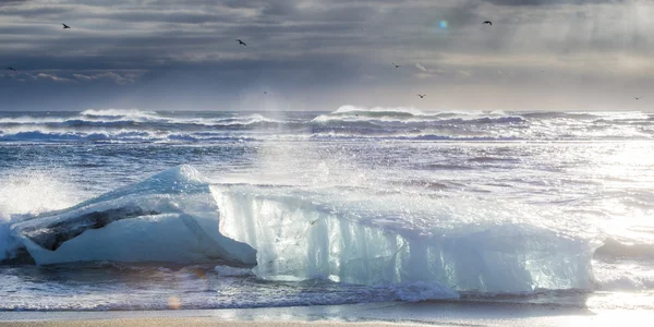 Hielo en la playa de hielo con olas de agua — Foto de Stock