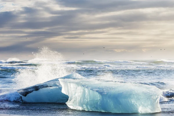 Playa de hielo con olas de agua — Foto de Stock