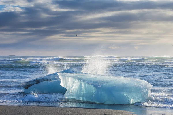 Playa de hielo con olas de agua — Foto de Stock