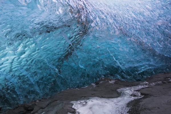 Льодова печера в льодовику — стокове фото