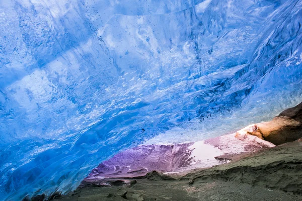 Grotta di ghiaccio in un ghiacciaio — Foto Stock