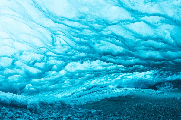 Isen grotta i en glaciär — Stockfoto