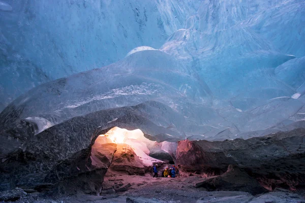 Grupp av turister i Ice cave — Stockfoto