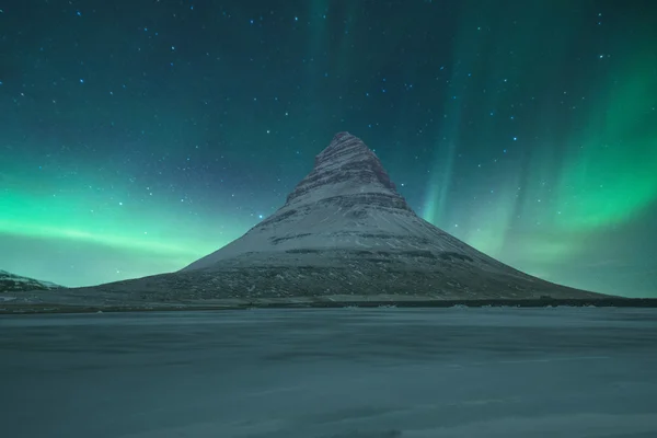 Northern lights på Mount Kirkjufell — Stockfoto