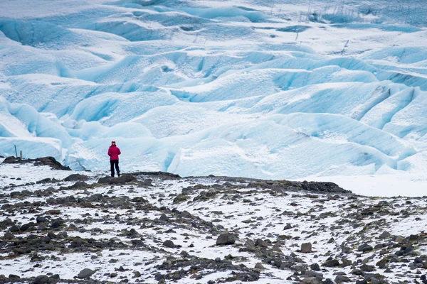 Man standing on Glaciers — 图库照片