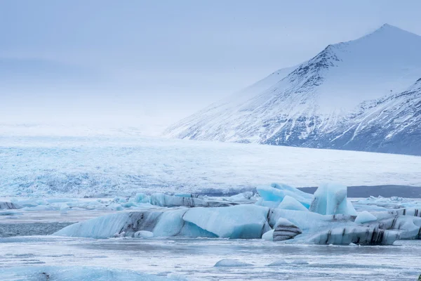 Is på ice beach med vatten våg — Stockfoto