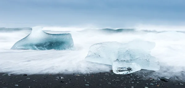 Ледяной пляж с волной воды — стоковое фото