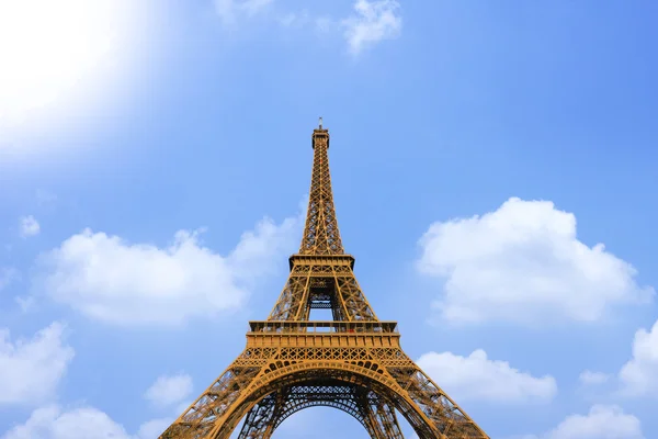Eiffel Tower with cloudy sky — Stock Photo, Image