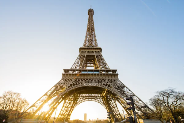 Eiffeltornet med sky på sunrise — Stockfoto