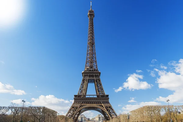 Эйфелева башня с облачным небом — стоковое фото