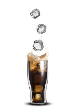 Cola meşrubat bardağına düşen buz küpleri