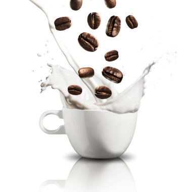 Kahve çekirdekleri süt Splash üzerinde düşen