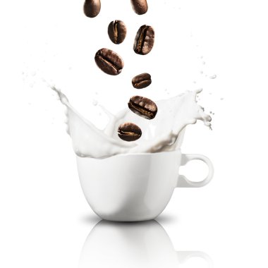 Kahve çekirdekleri süt Splash üzerinde düşen