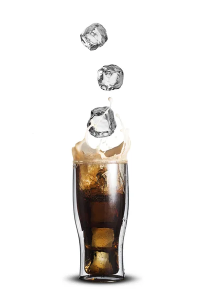 Cubi di ghiaccio che cadono nel bicchiere di Cola Soft Drink — Foto Stock