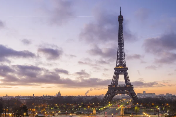 Torre Eiffel con cielo nuvoloso — Foto Stock