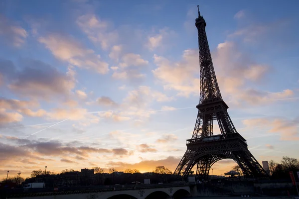 Torre Eiffel con cielo nuvoloso — Foto Stock