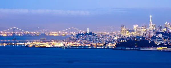 Golden Gate Bridge 's nachts — Stockfoto