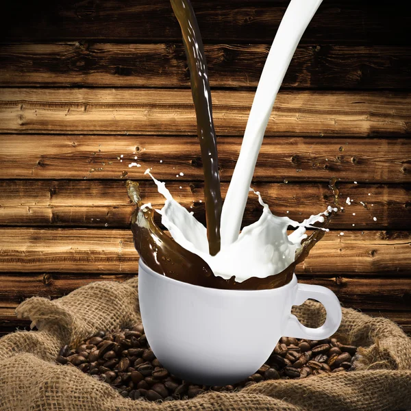 Taza de café caliente con leche — Foto de Stock