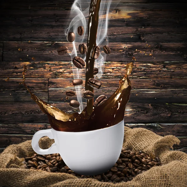 Кава в зернах закохатися в чашкою гарячої кави — стокове фото