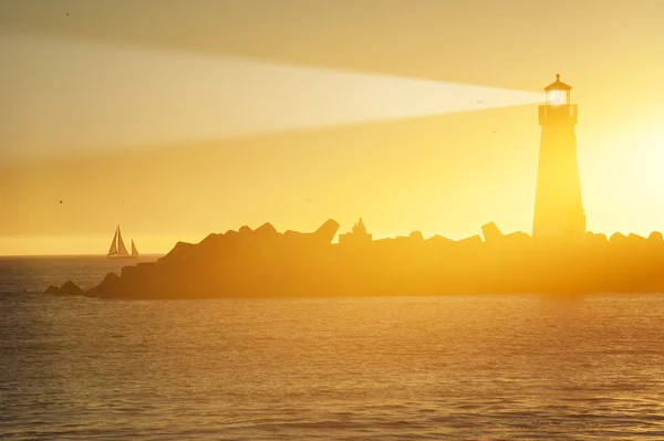 Farol e barco de surf — Fotografia de Stock