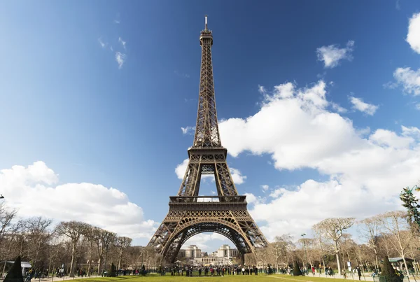 Torre Eiffel sotto il cielo blu — Foto Stock
