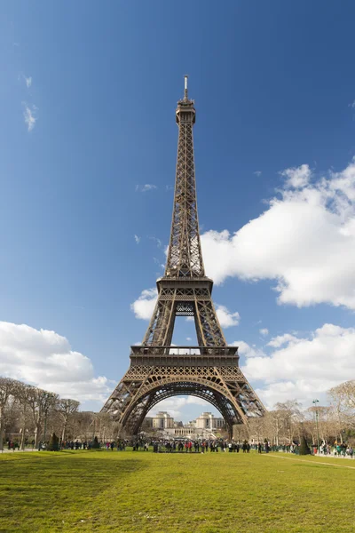 Eiffel Tower under blue sky — Stock Photo, Image