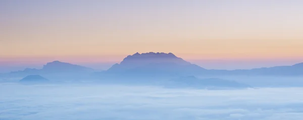 Snötäckta berg — Stockfoto