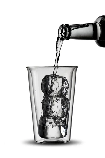 Acqua versare nel vetro — Foto Stock