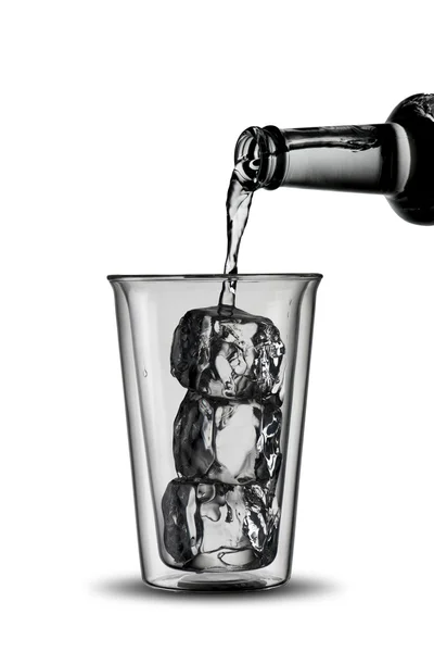 Agua vierta en vidrio — Foto de Stock